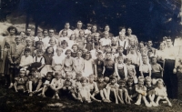 Pupils and teachers of the primary school in Saint Sidonia, the witness‘s sister Marie is second from left in the top row, the witness is two places to the left of her in the row below her (below the frowning woman), early 1950s