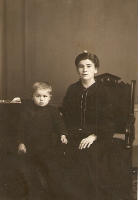 Otec pamětníka se svou matkou, 1916