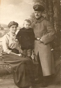 Otec pamětníka se svými rodiči v Hazlově, 1914