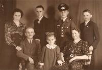 Prarodiče Wagnerovi a jejich děti roku 1940, zleva od spodní řady děda Anton, teta Mariane, babička Emilie, maminka Margareta, strýc Josef, strýc Rudolf, strýc Alois 