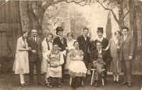 Obyvatelé Hazlova ve 30. letech, mezi nimi i prarodiče Frankeovi