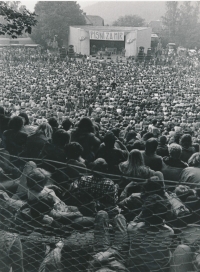 A period photo proving the popularity and showing thousands of visitors of the Folková Lipnice music festival, 1984-1988.
