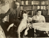 rodina Okruckých, zľava Tatiana, otec Vojtech, Danica a mama Oľga