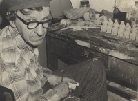 Josef Schwarzer (1907–1985), Králíky nativity set maker at work