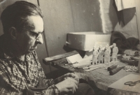 Josef Schwarzer (1907-1985) při vyřezávání figurek