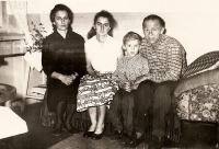 Ernst Franke jako malý chlapec se sestrou Monikou a s rodiči, Libá 1961