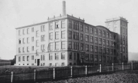 Továrna C. B. Göltner, později Tosta, kde rodina Frankeových žila do roku 1966