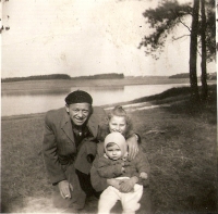 Ernst Franke as a child with his older sister and their dad