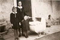 Ernst's mom and her sister Marianne in Hazlov