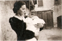 Margarete Franke, matka pamětníka, s jeho sestrou Monikou, 1943 