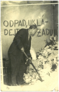 Otec Ferdinand Morávek při práci v chrudimské nemocniční spalovně, přibližně 1965