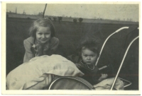 Sestry Aglaia Morávková a Adriena Morávková (v kočárku), květen 1942