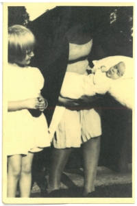 Křest Adrieny Morávkové, vlevo sestra Aglaia, matka Růžena, 1940