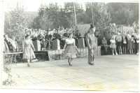 Taneční vystoupení na Seči, vlevo matka Růžena Morávková, uprostřed Adriena, vpravo otec Ferdinand Morávek