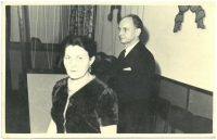 Rodiče Ferdinand a Růžena Morávkovi při kurzu společenského tance, 50. léta