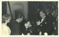 Otec Ferdinand Morávek (vpravo) při kurzu společenského tance, 50. léta