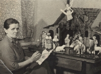 Rozálie Schwarzerová (1907–1987) painting nativity figures carved by her husband Josef