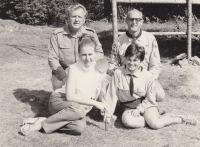 Fotografie vedoucích skautského tábora, který se konal Stálkově v roce 1969