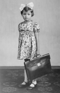 Jana Soferová, née Pospíchalová, started her first grade on the 1st of September in 1945