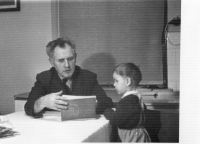 Otec pamětníka Jan Suchánek s vnukem Janem, přibližně rok 1966