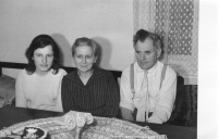 Rodiče pamětníka Jan Suchánek, Marie Suchánková a sestra Anděla v roce 1965