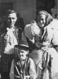 Harvest festival in Hrubčice, August 22, 1943, with mother Ludmila and father Ladislav Zapletal