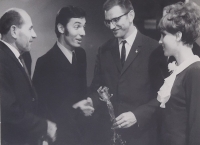 After the 1968 Olympics in Mexico, Bohumila Řešátková toured with singer Karel Gott. Emil Zátopek is on the left, the golden shooter from the Mexican Olympics Jan Kůrka is second from the right 