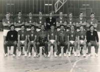 Vladimír Haber (vpravo nahoře. na snímku, který zachycuje československé mužstvo na stříbrné letní olympiádě 1972 v Mnichově. Čtvrtý zleva sedí trenér Jiří Vícha
