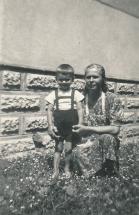 Vladimír Haber jako dítě na začátku 50. let 20. století se svou maminkou Zdeňkou