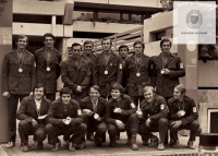 Snímek stříbrného týmu z olympiády 1972 v Mnichově. Vladimír Haber je dole třetí zprava