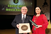 In 2019, Ondrej Pöss became an honorary citizen of the city of Handlová. They evaluated his work in the field of culture and his personal contribution to activities beneficial to the coexistence of all residents, regardless of nationality and religion. Pictured with mayor Silvia Grúberová.