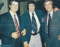 Josef Horešovský (vlevo) s kanadskými hokejovými hvězdami. Uprostřed legendární Phil Esposito