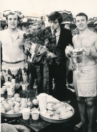 Josef Horešovský (vpravo) po zisku titulu mistra v roce 1972 v Praze. Uprostřed Ivan Hlinka, nalevo Jiří Kochta