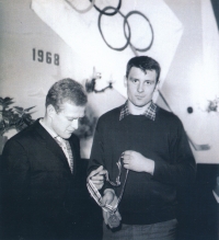 Josef Horešovský (vpravo) na stříbrné olympiádě 1968 se spoluhráčem Františkem Ševčíkem