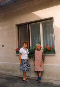 Anna Šlechtová s maminkou Jarmilou Macasovou, rozenou Matičkovou,1992, Neratov.