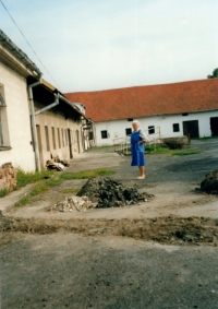 The farm no. 15 Neratov, Anna Šlechtová during the construction of the water supply in 2002.