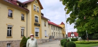 Bronislaw Kamiński in front of the rehabilitation hospital Orlik in Bukowina, which he managed in the years 1986-2005
