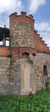 Pomník královny Anny Svídnické, který vznikl z iniciativy pamětníka v roce 2004 naproti Pomníku Tří kultur v Kudowě-Czermné