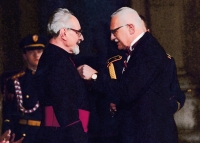 Karel Skalický takes over the order of T.G. Masaryk from the hands of Václav Klaus.