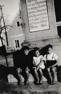 Karolina Remiášová se svými bratry Alfrédem a Norbertem u původního pomníku sv. Jana Nepomuckého v Chotěšově