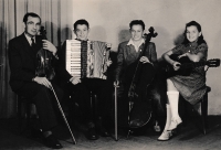 Rodinná kapela, jejímiž členy byli tatínek, Karolina a její bratři (pravděpodobně rok 1951)