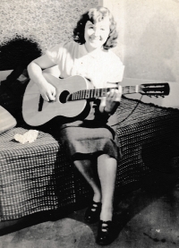 Karolina Remiášová ve svých sedmnácti letech s kytarou