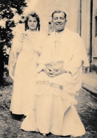 Karolina Remiášová with parson Jindřich Neubauer during the holy communion in the Chotěšov monastery