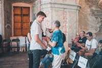 Karolina Remiášová přebírá kytici v klášteře Chotěšov u příležitosti slavnostní prezentace projektu Příběhy našich sousedů v létě roku 2022