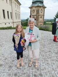 Karolina Remiášová s pravnučkou Viktorií před klášterem Chotěšov u příležitosti slavnostní prezentace projektu Příběhy našich sousedů v létě roku 2022
