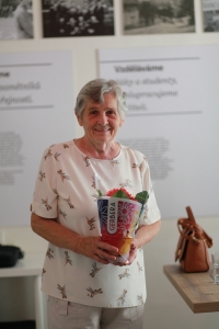 Karolina Remiášová s kytičkou jako poděkováním za čas a energii věnované natáčení v létě roku 2022