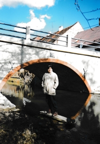 Karolina Remiášová v roce 2002 u náhonu, na který vzpomíná ve svém vyprávění; vlevo nad řekou se nachází její domov