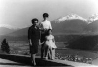 Sonja Hefele with her mother and sister on holiday
