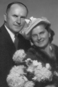 Svatební fotografie rodičů, 1949