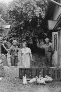  With her mother, cottage in Jánská, 1982